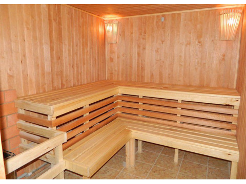 Shelves for baths and saunas: design features and the choice of material