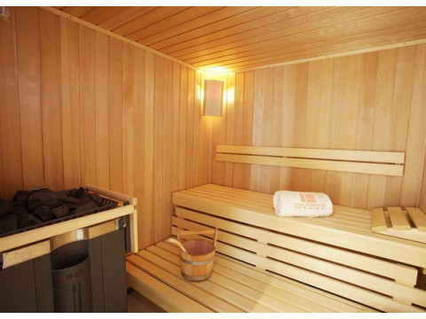 Finishing baths and saunas with a lining